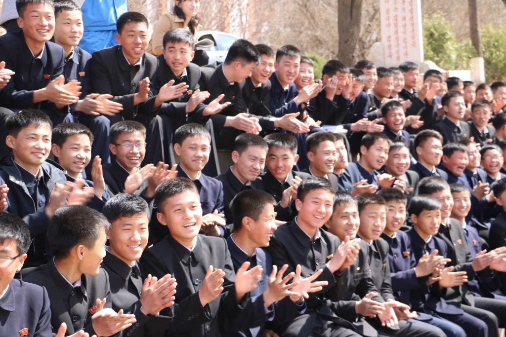 我們與北韓的中學生踢了一場友誼球賽，難得地看到他們輕鬆、歡樂一面，而他們的打氣聲往往由老師發號施令，極為整齊。