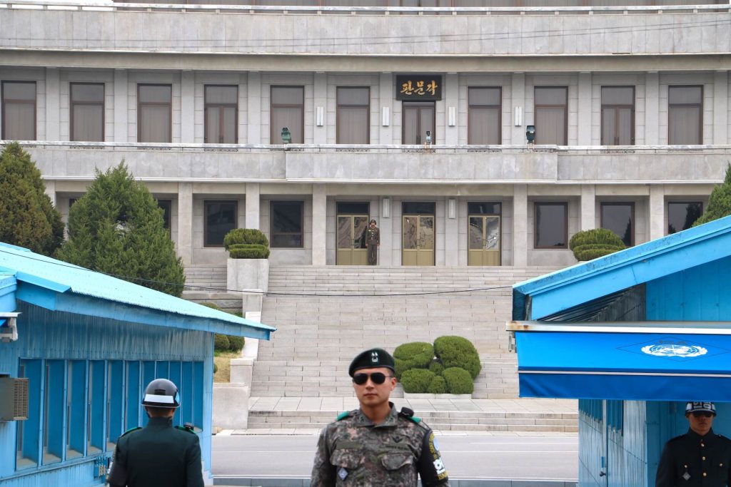 在南韓國境內遙看對岸，過了藍屋的灰色大樓就是北韓，是世上最近卻最遠的距離。
