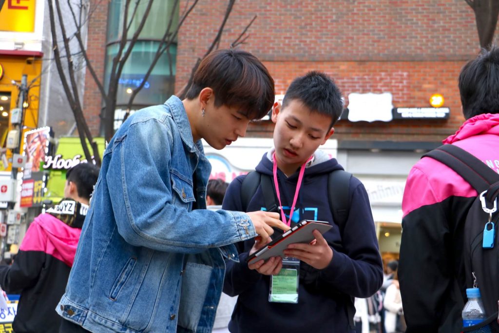 我們在弘大街頭訪問南韓的年輕人，深入認識他們對社會的看法，也認識他們的傳統思想及文化。
