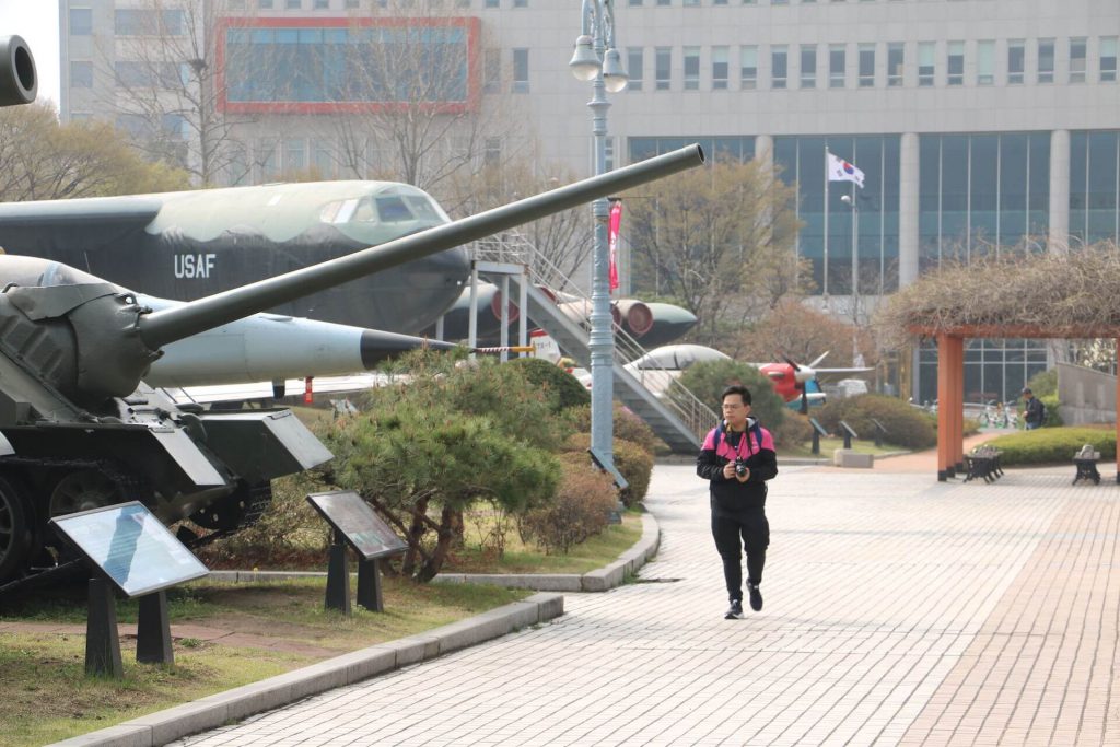 特地安排參觀兩韓各自的戰爭博物館，以不同角度詮釋同一戰事。