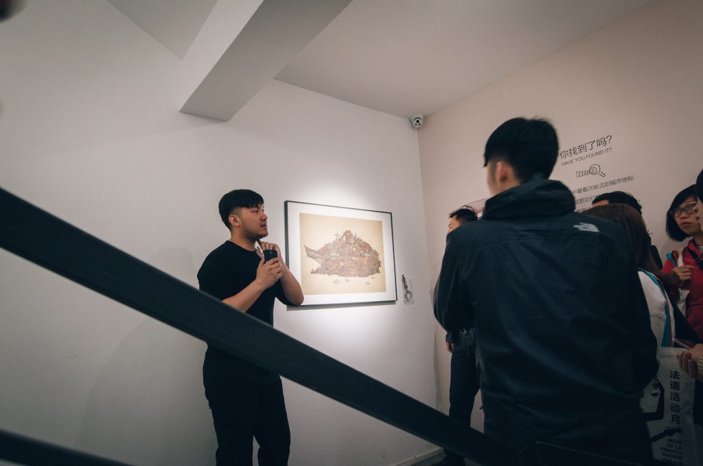 年青藝術家羅凱鵬向同學講述當代中國藝術發展和小資生活。