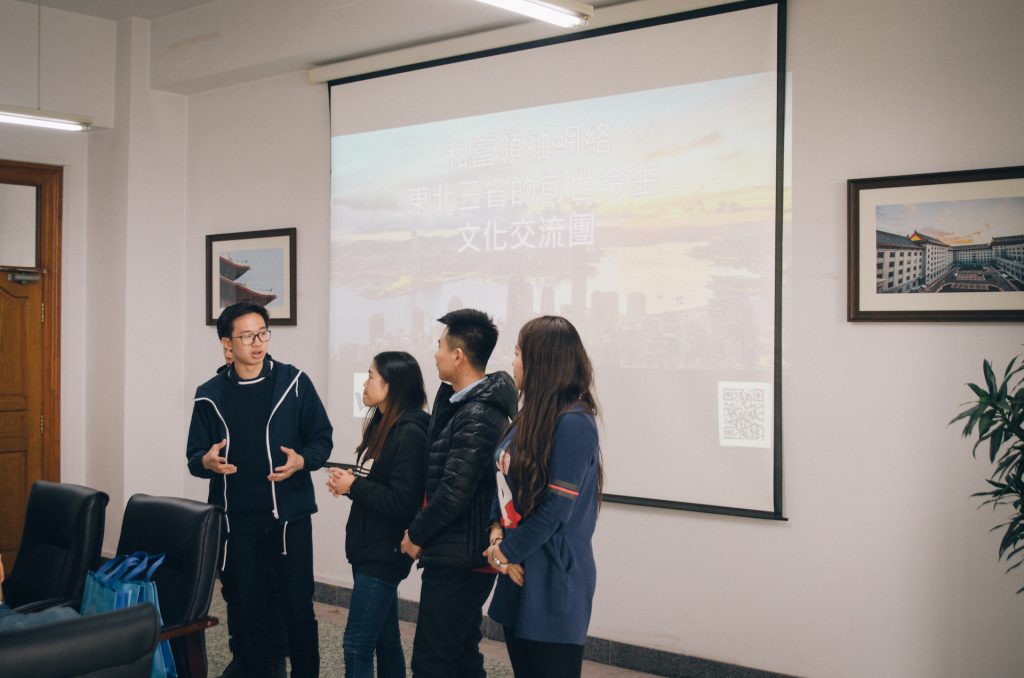 同學與哈爾濱工程大學學生交流，以小組形式分享香港的獨特文化。