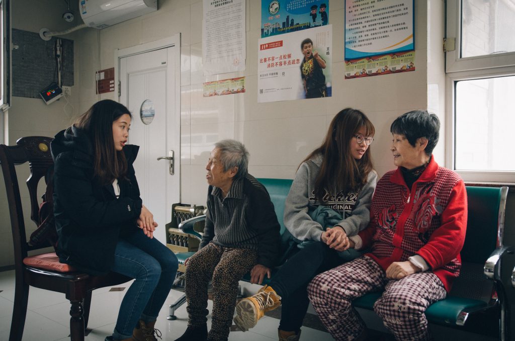 同學探訪瀋陽老人院，為老人服務，並與他們把手聊天。