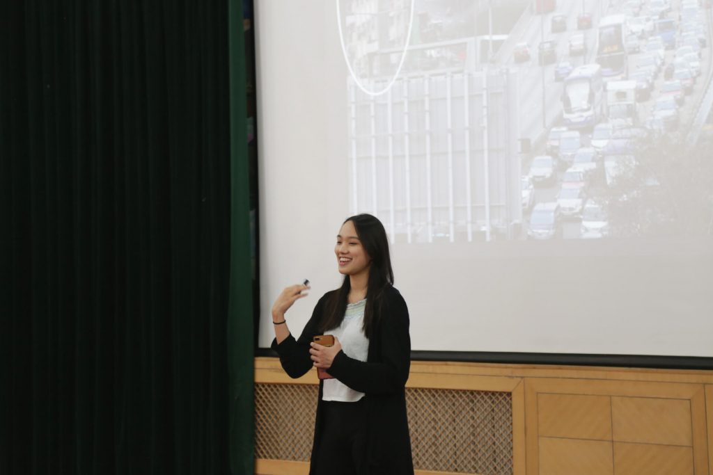 同學以 TED Talk 形式分享旅程中的考察所得，探討西藏的旅遊發展和環境保護等議題。