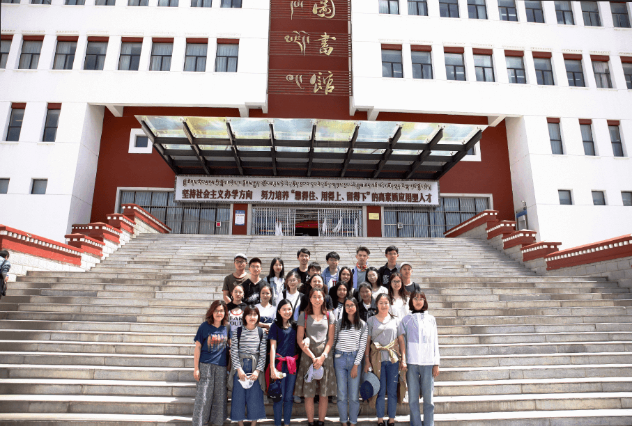 在與西藏大學同學交流前，他們特地帶領我們參觀校園，如圖書館、藏文典藏室、唐卡展覽館等，初步認識西藏文化及教育發展。