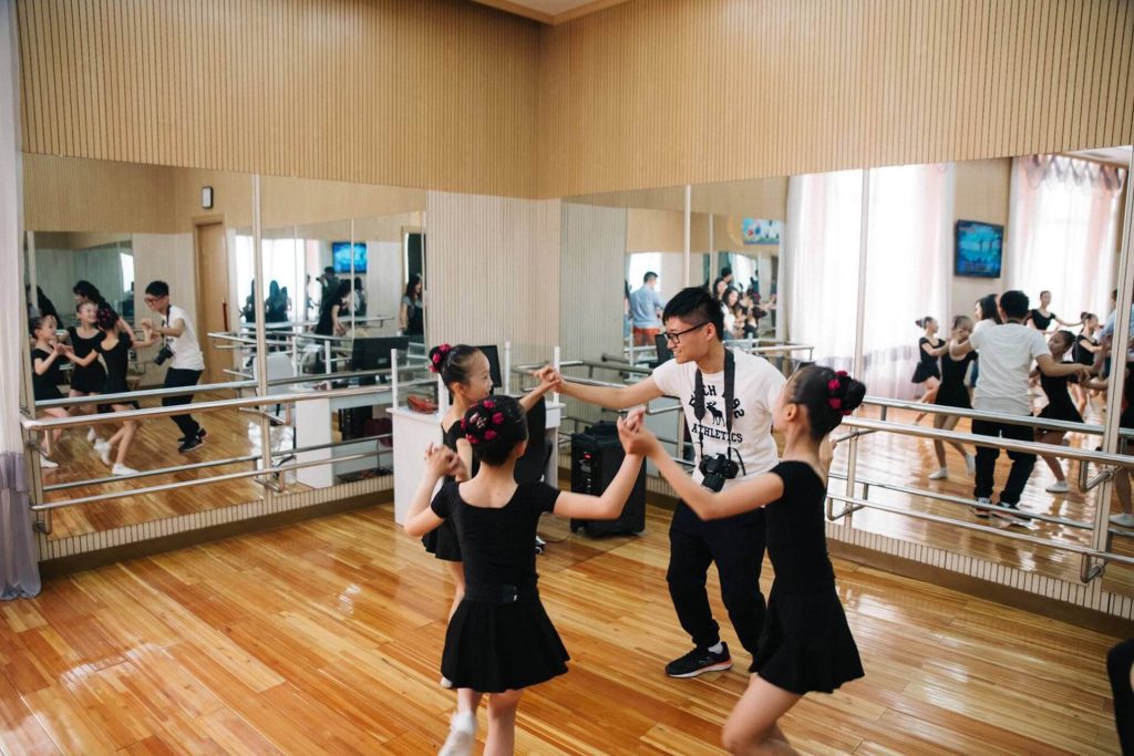 走進少年宮與芭蕾舞學生翩翩起舞，也認識國家如何從小培養模範青年。