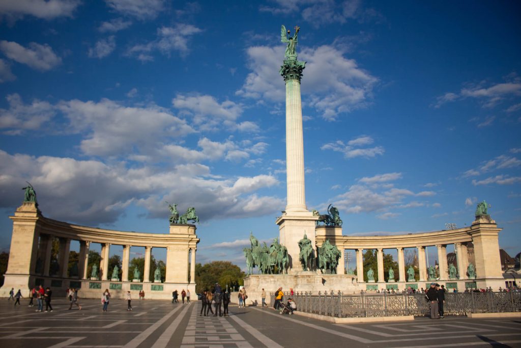 英雄廣場是布達佩斯的主要廣場和地標，廣場上有着創建匈牙利的領袖及其他歷史名人的雕像，是認識匈牙利歷史的必到之地。