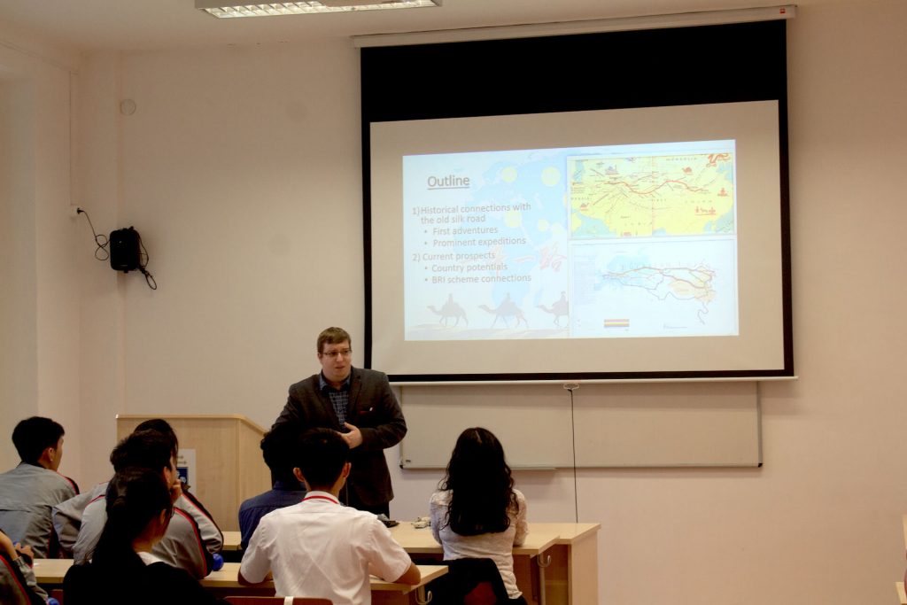 我們特地安排拜訪本地大學的亞洲研究部，由匈牙利人口中認識他們對一帶一路的建議，並與本地學習中文的學生聚餐，討論他們對中國文化和近年發展的看法。